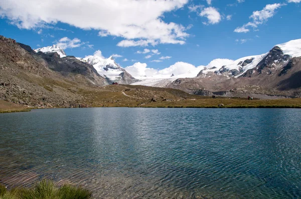 Suíça Alpes Verão Lago Montanha Cercado Por Montanhas Rochosas Nevadas — Fotografia de Stock
