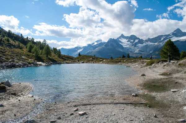Switzerland Alps Summer Mountain Lake Surrounded Snowy Rocky Mountains — Foto de Stock