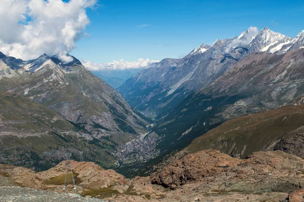 Глубокая Долина Швейцарских Альпах — стоковое фото