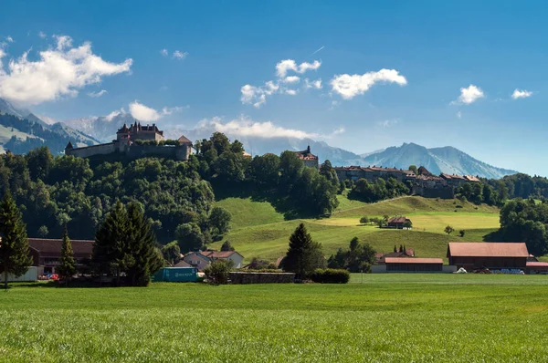 Gruyeres Switzerland Green Meadow City Castle Mountains Background — Fotografia de Stock
