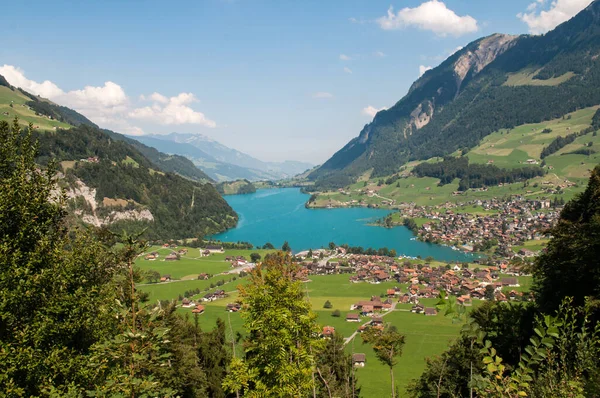 İsviçre 'deki Lungernsee Gölü' nün inanılmaz mavi bir rengi var..