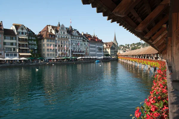Lucerne Švýcarsko Nábřeží Řekou Starými Domy — Stock fotografie