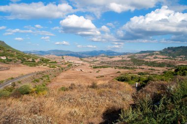 İtalya 'daki Sardunya adasının iç kısımlarında alçak çalılar ve küçük tepelerle ıssız bir arazi..