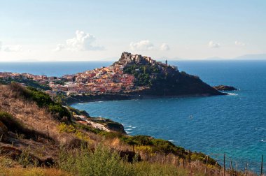 İtalya 'nın eski Castelsardo kasabası. Denizin üzerindeki bir kayanın kıyısında. Renkli tarihi evler ve sahil.