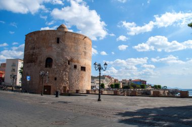 Alghero, Sardinia - 3 Ekim 2014: Taş gözetleme kulesi olan bir rıhtım kenti.