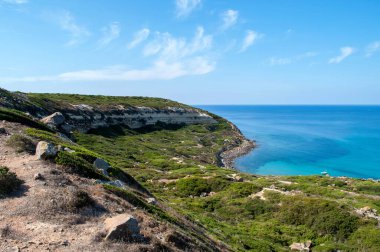 Yarımada, Sardunya adasındaki turkuaz denize doğru uzanır.