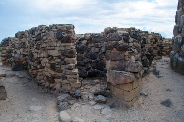 İtalya 'daki Sardunya adasında Nuraghi adında tarihi taş binalar var..