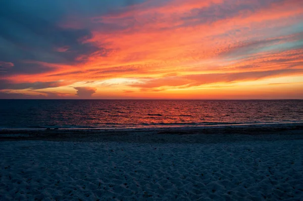 Pôr Sol Colorido Bem Mar Uma Praia Areia Ilha Sardenha — Fotografia de Stock