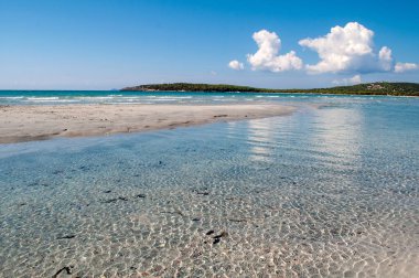 Sardunya adasındaki Porto Pino kasabasının sahilinde büyük bir kum tepesi.