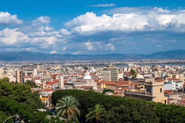 Cagliari, İtalya - 06 Ekim 2014: Güneşli bir yaz gününde İtalya 'nın Sardunya adasındaki Cagliari kasabasının Panorama manzarası