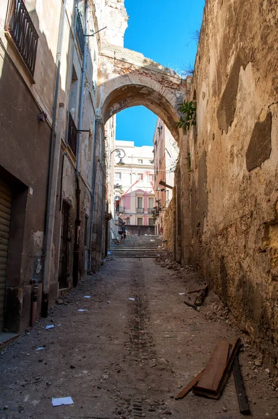 Sardunya adasındaki Cagliari 'nin merkezi. Şehrin sokaklarında eski anıtsal binalar ve tarihi binalar.