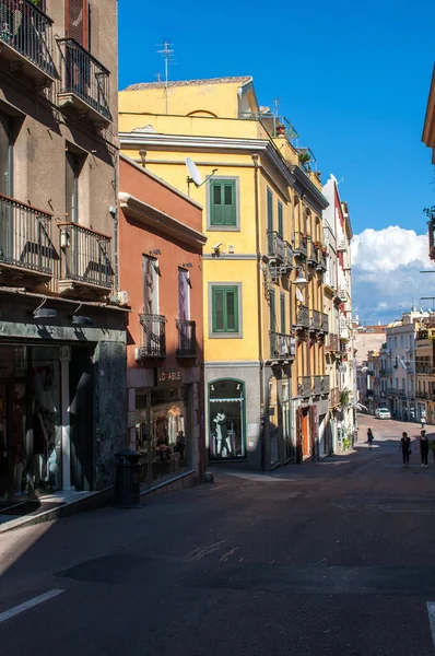Sardunya adasındaki Cagliari 'nin merkezi. Şehrin sokaklarında eski anıtsal binalar ve tarihi binalar.