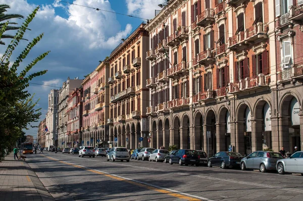 Κάλιαρι Ιταλία Οκτωβρίου 2014 Μακρύς Δρόμος Ψηλά Σπίτια Και Καταστήματα — Φωτογραφία Αρχείου