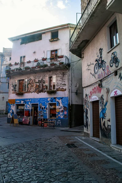 Straat Met Oude Geschilderde Huizen Orgosolo Sardinië — Stockfoto