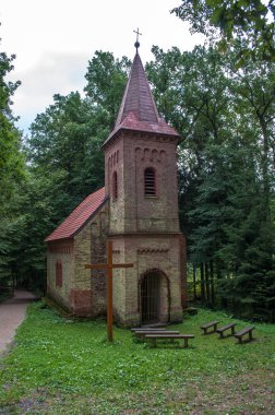 Sobeslav, Çek Cumhuriyeti - Ormanda ahşap haçı olan eski tuğla kilise