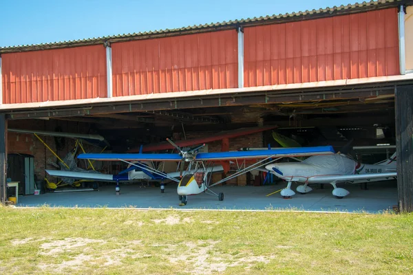 Flygplan Parkerade Hangar Liten Flygplats Landsbygden — Stockfoto