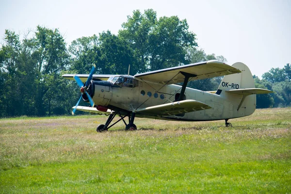 Pervaneli Eski Büyük Bir Uçak Bir Çayırda Duruyor Askerler Için — Stok fotoğraf