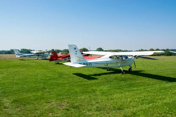 Malé Sportovní Bílé Letadlo Zaparkované Letištní Louce — Stock fotografie