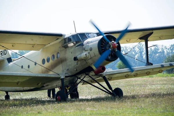 Eski Büyük Bir Pervane Uçağı Havaalanı Çayırından Kalkıyor Askerler Için — Stok fotoğraf