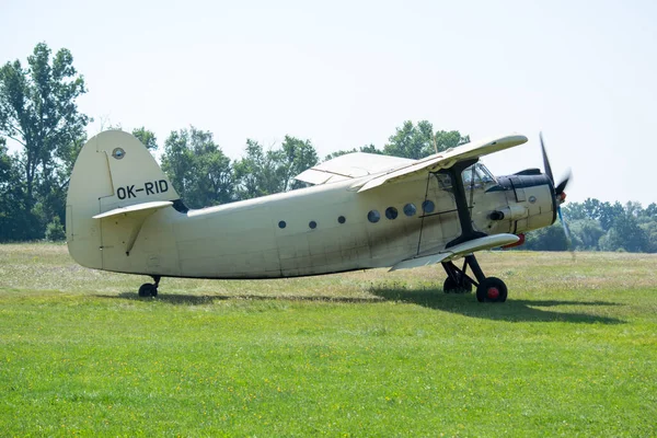 Pervaneli Eski Büyük Bir Uçak Bir Çayırda Duruyor Askerler Için — Stok fotoğraf