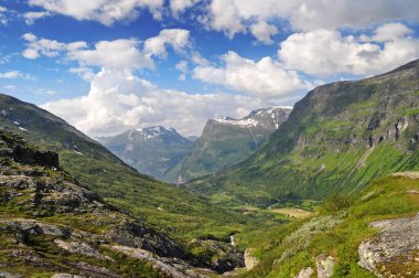 Norveç 'in kuzeyindeki Geiranger kasabasında Avrupa' da derin bir vadisi olan yüksek dağların manzarası.