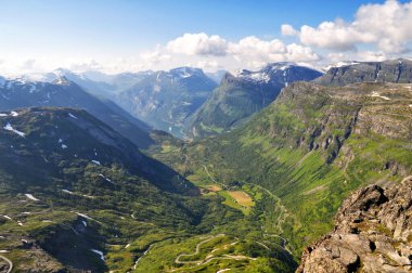 Norveç 'in kuzeyindeki Geiranger kasabasında Avrupa' da derin bir vadisi olan yüksek dağların manzarası.