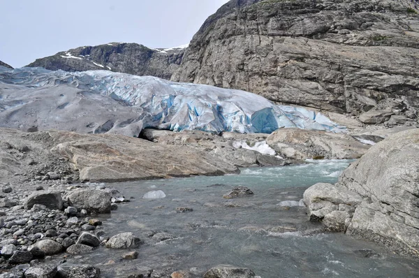 Gran Glaciar Llamado Jostedalsbreen Noruega Que Encuentra Entre Dos Rocas — Foto de Stock