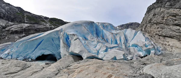 Gran Glaciar Llamado Jostedalsbreen Noruega Que Encuentra Entre Dos Rocas — Foto de Stock