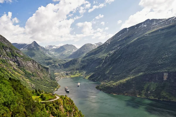 Ein Tiefer Fjord Dorf Geiranger Norwegen Boote Werden Auf Dem — Stockfoto