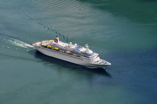Duży Statek Wycieczkowy Pełen Turystów Żegluje Morzu — Zdjęcie stockowe