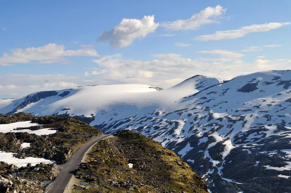 Schneebedeckte Berge Und Straßen Felsigen Klippen Nordeuropa Norwegen Oberhalb Der — Stockfoto