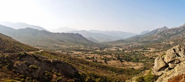 Fransa 'nın Korsika adasında tipik bir dağ manzarası