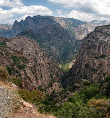 Korsika adasında yüksek kayalık dağlar