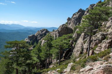 Korsika adasındaki Bavella Parkı 'nda kayalar ve dağlar