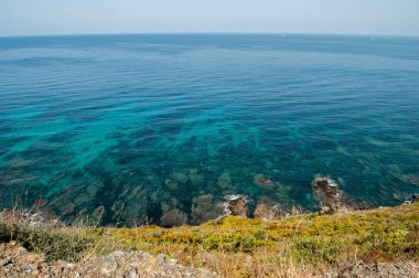 Korsika adasında berrak mavi deniz suyu