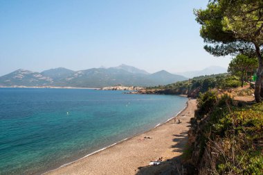 Kristal berrak gök mavisi deniz ve Korsika, Fransa kıyıları