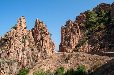 Korsika adasındaki iki kayanın arasında bir yol (Calanche bölgesi))