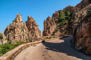 Korsika adasındaki iki kayanın arasında bir yol (Calanche bölgesi))