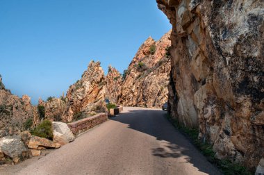 Korsika adasındaki iki kayanın arasında bir yol (Calanche bölgesi))