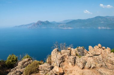Korsika adasındaki (Calanche bölgesi) tipik deniz manzarası ve dağ manzarası)