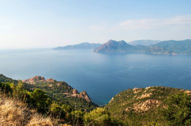 Korsika adasındaki (Calanche bölgesi) tipik deniz manzarası ve dağ manzarası)