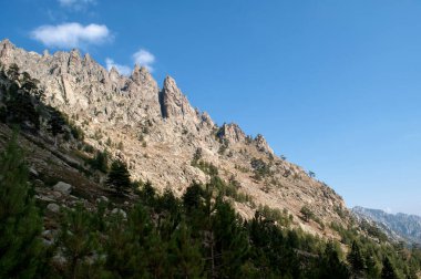 Korsika adasındaki Gorges de la Restonica bölgesinde güzel manzara ve yüksek dağlar
