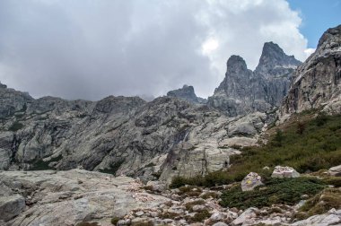 Korsika adasındaki Gorges de la Restonica bölgesinde güzel manzara ve yüksek dağlar
