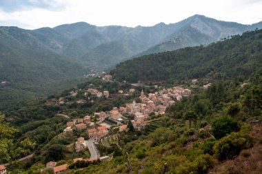 Korsika adasındaki dağlarda küçük bir köy manzarası
