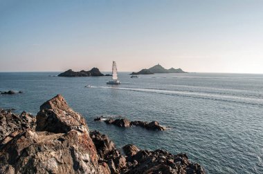 Korsika adasının en büyük şehri Ajaccio yakınlarındaki deniz manzarası ve küçük adalar.