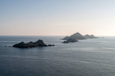 Korsika adasının en büyük şehri Ajaccio yakınlarındaki deniz manzarası ve küçük adalar.