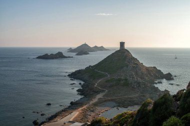 Korsika adasının en büyük şehri Ajaccio yakınlarındaki deniz manzarası ve küçük adalar.