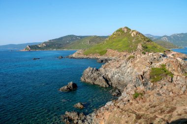 Korsika adasının en büyük şehri Ajaccio yakınlarındaki deniz manzarası ve küçük adalar.