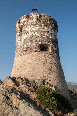 Korsika adasının kıyısında eski bir savunma kulesi..