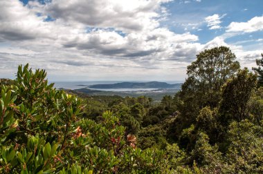 Kristal berrak gök mavisi deniz ve Korsika kıyıları